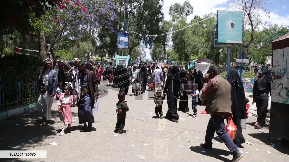 Yemenis bring children to zoo during Eid al-Adha holiday despite turmoil