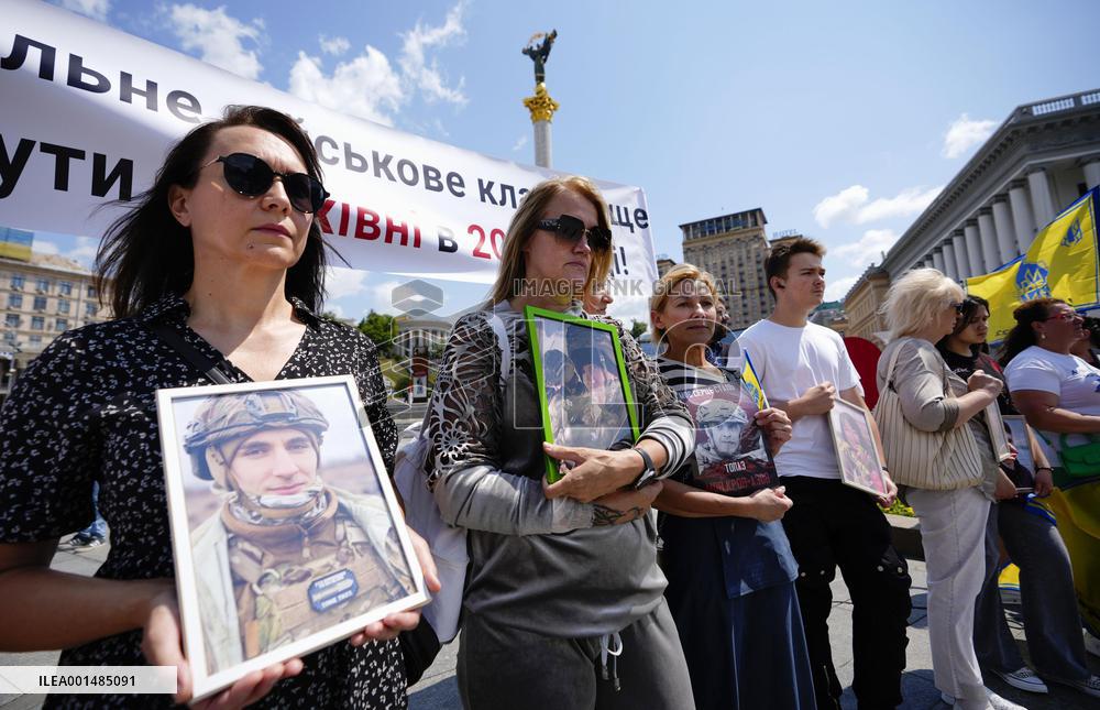 Relatives of killed Ukrainian soldiers demand early construction of national cemetery