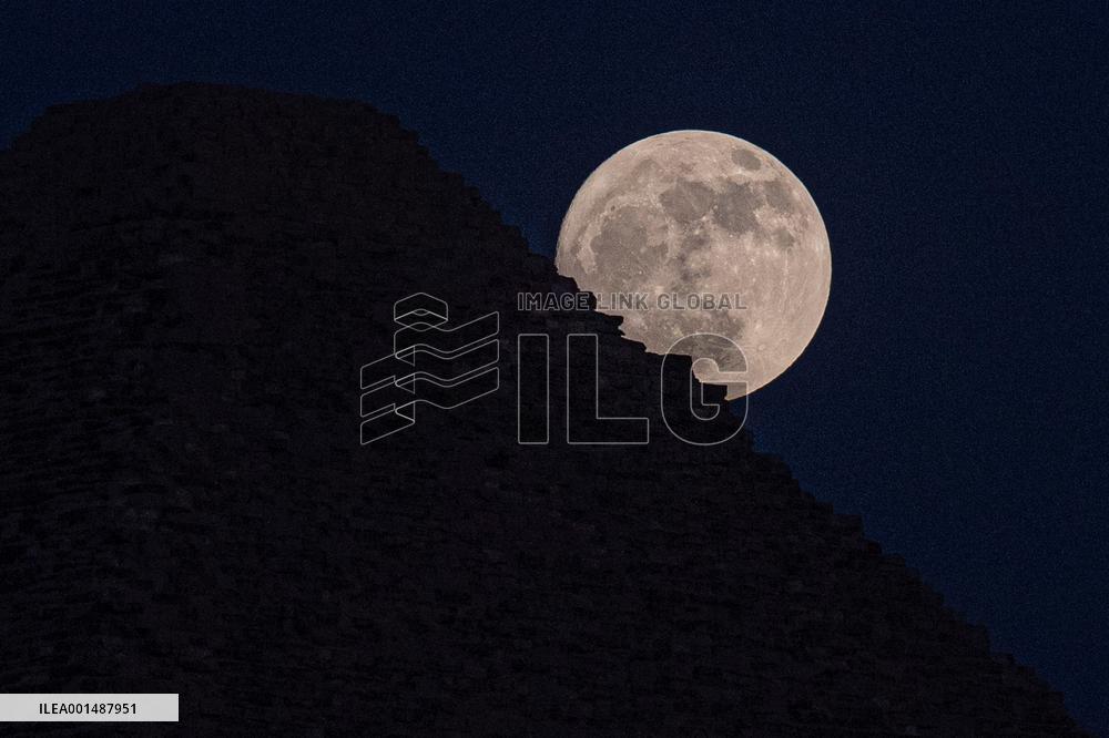 EGYPT-GIZA-PYRAMID-SUPERMOON