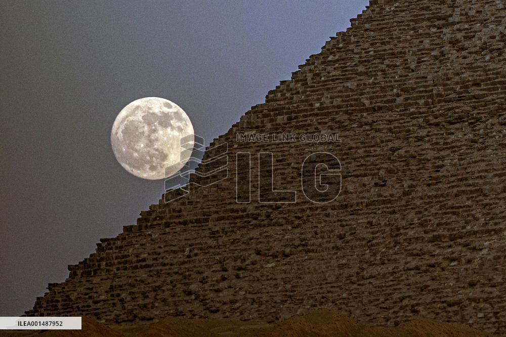 EGYPT-GIZA-PYRAMID-SUPERMOON