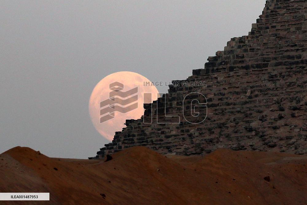 EGYPT-GIZA-PYRAMID-SUPERMOON