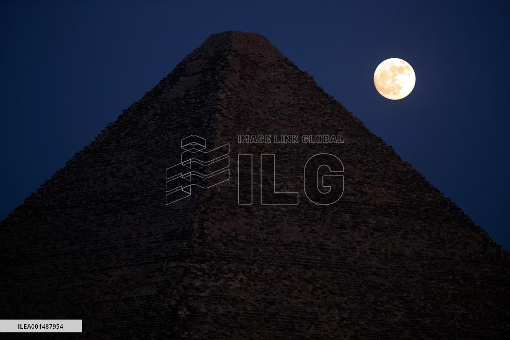 EGYPT-GIZA-PYRAMID-SUPERMOON