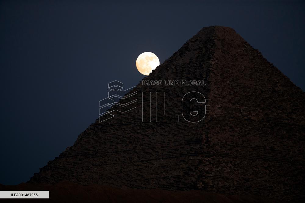 EGYPT-GIZA-PYRAMID-SUPERMOON