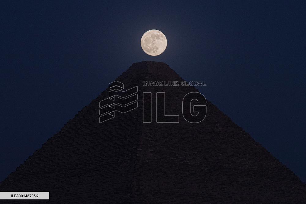 EGYPT-GIZA-PYRAMID-SUPERMOON
