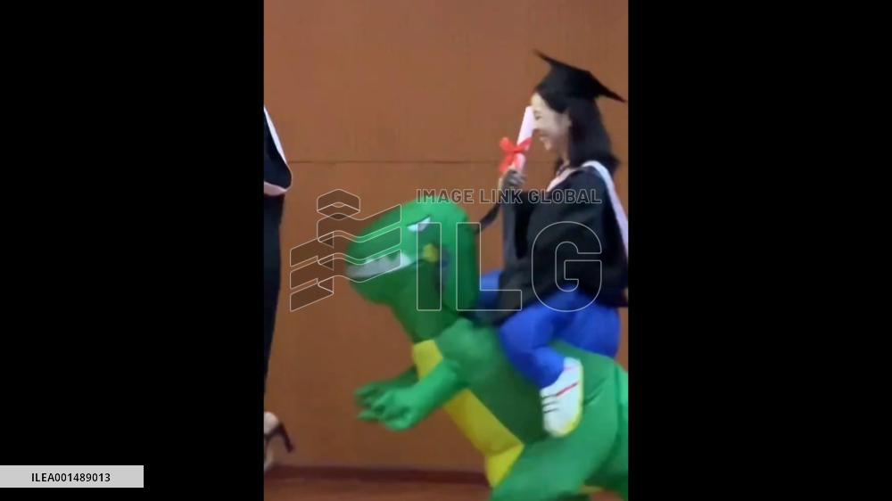 Impressive moments of graduation ceremonies at Chinese universities