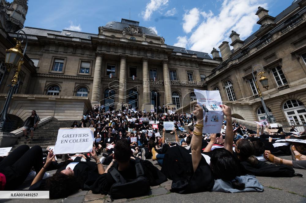 Clerks' Strike - Paris