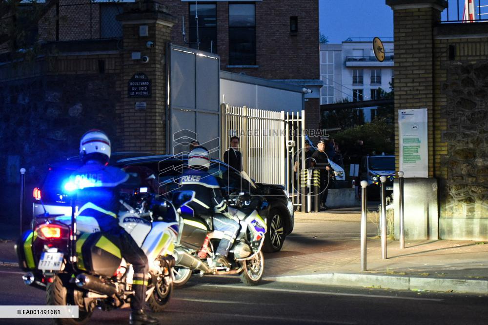 Emmanuel Macron Visits Police Officers By Night - Paris