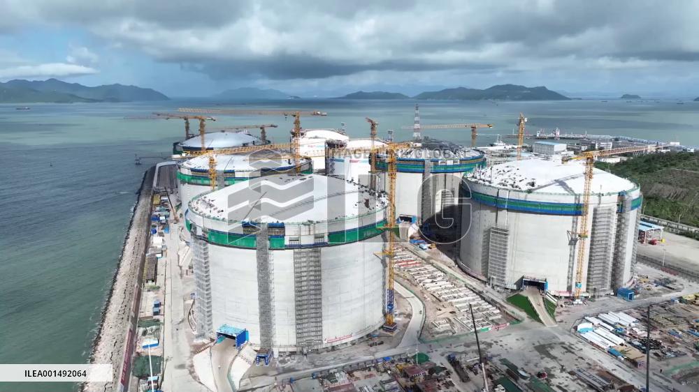 Main structure of super-sized LNG storage tanks completed in China's Guangdong