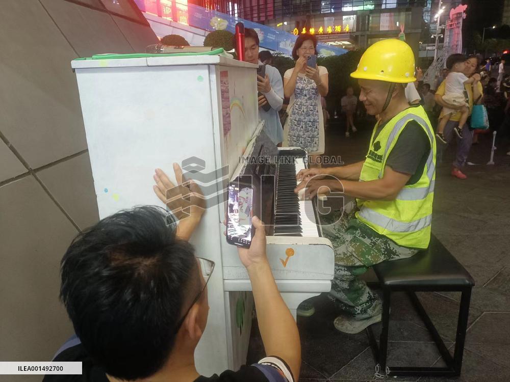 CHINA-SHENZHEN-MIGRANT WORKER-PIANO PLAYER (CN)