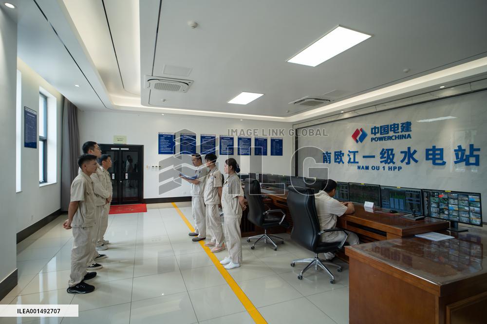 LAOS-LUANG PRABANG-BRI-POWERCHINA-YOUNG COUPLE