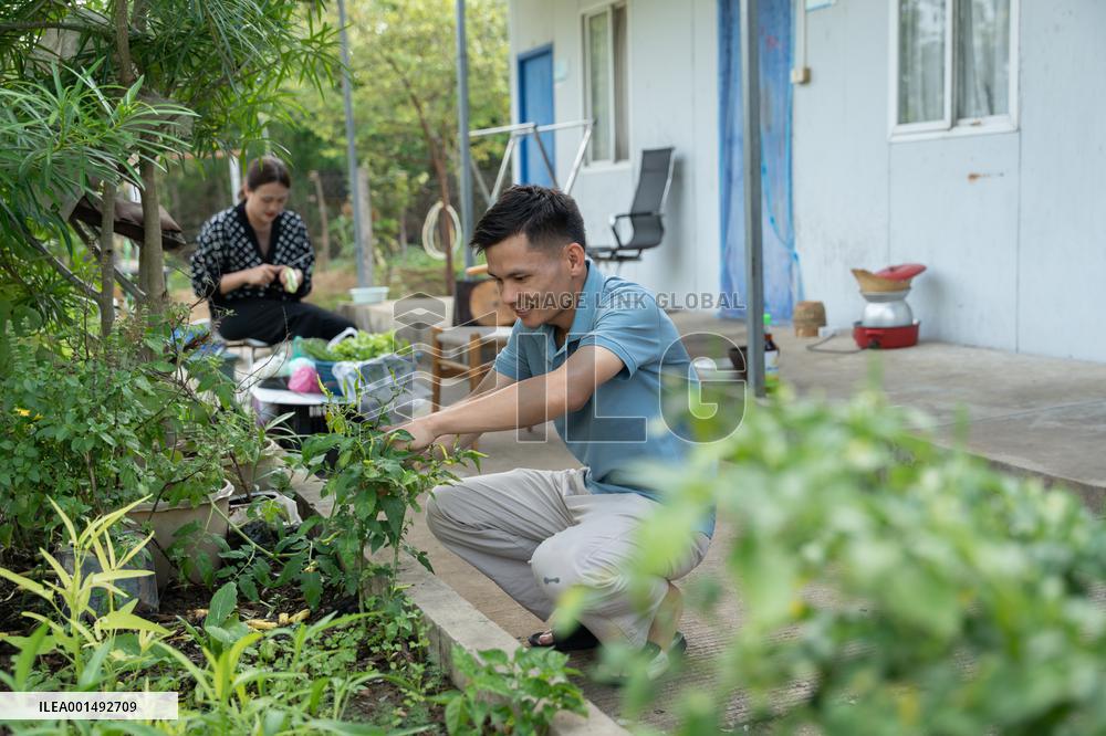 LAOS-LUANG PRABANG-BRI-POWERCHINA-YOUNG COUPLE