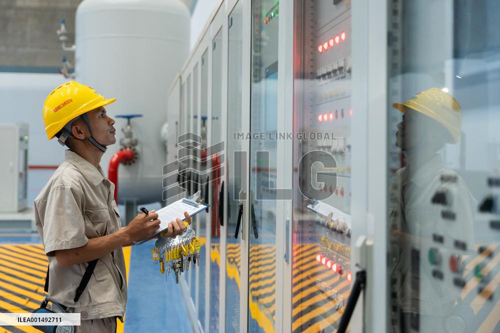 LAOS-LUANG PRABANG-BRI-POWERCHINA-YOUNG COUPLE