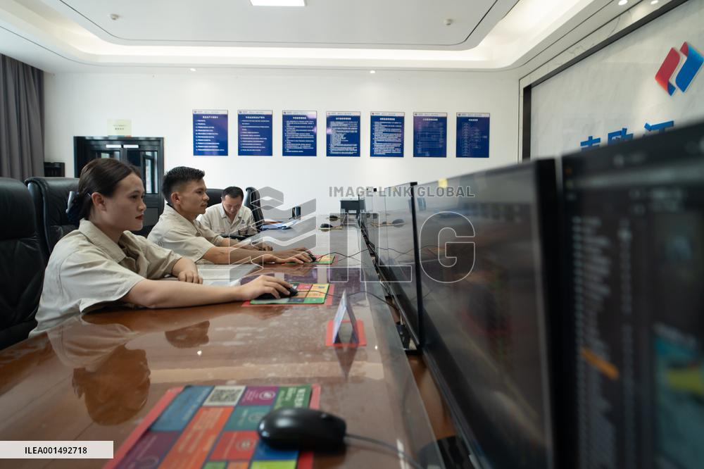 LAOS-LUANG PRABANG-BRI-POWERCHINA-YOUNG COUPLE