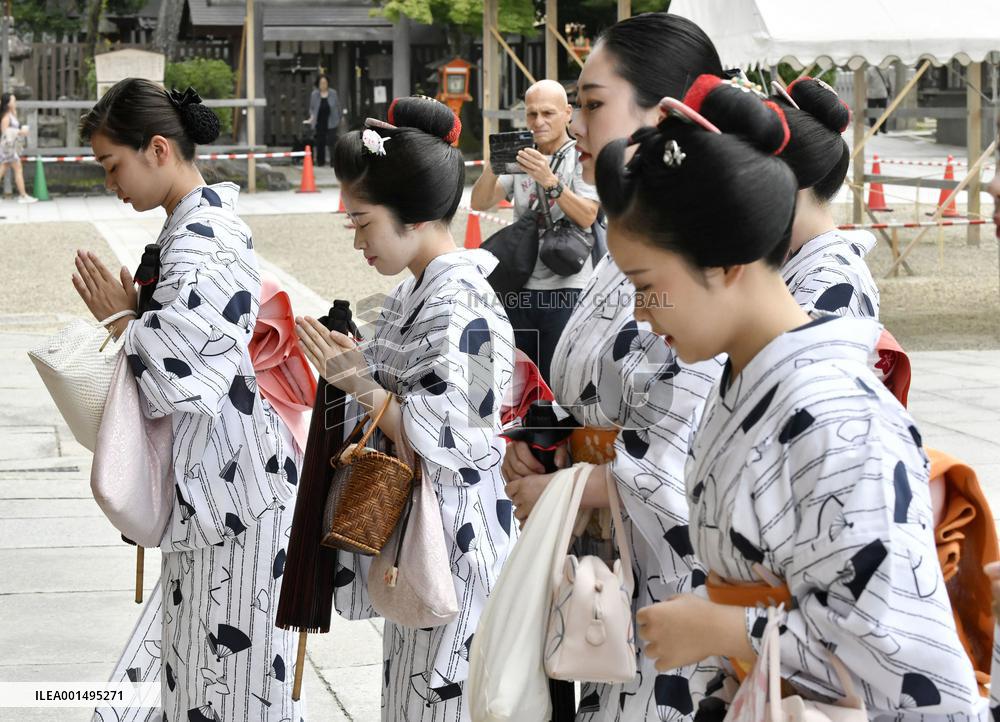 Geiko pray for health