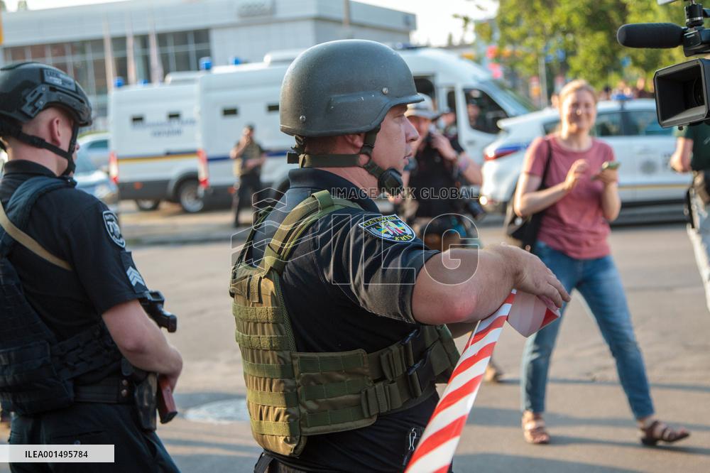 Explosion in court building of Kyiv: police work at scene