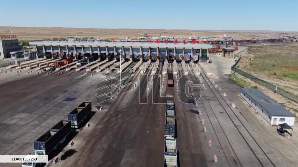 China-Mongolia border port handles record high goods volume in H1