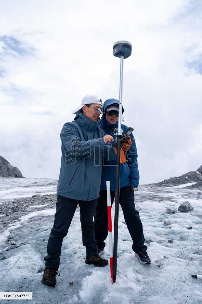 CHINA-YUNNAN-LIJIANG-YULONG SNOW MOUNTAIN-GLACIER-RESEARCHERS (CN)