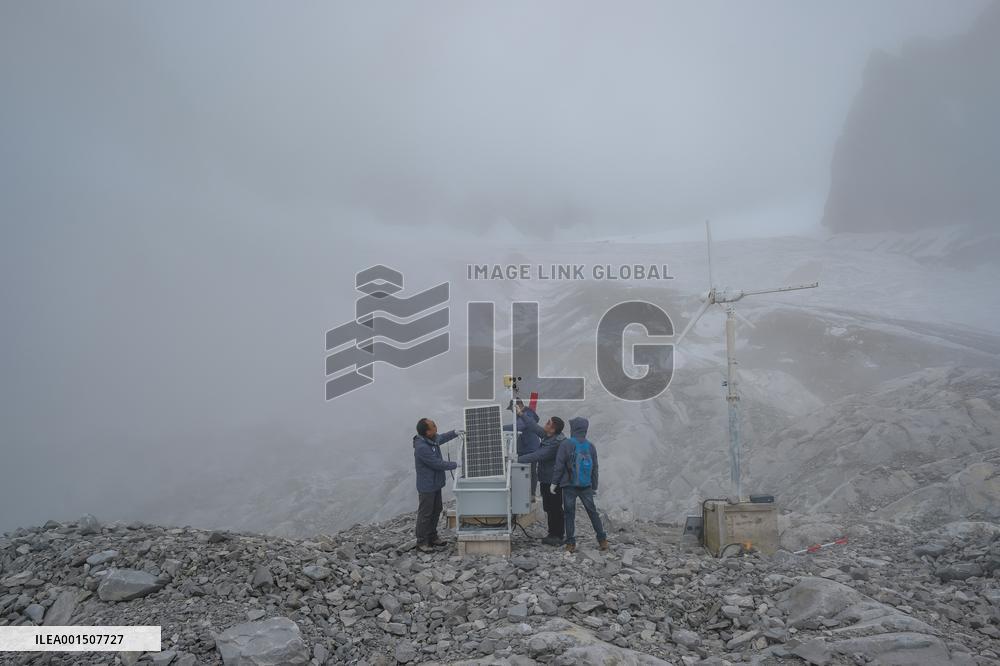 CHINA-YUNNAN-LIJIANG-YULONG SNOW MOUNTAIN-GLACIER-RESEARCHERS (CN)
