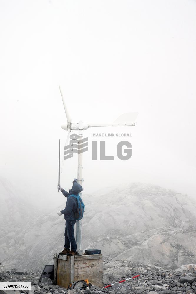 CHINA-YUNNAN-LIJIANG-YULONG SNOW MOUNTAIN-GLACIER-RESEARCHERS (CN)