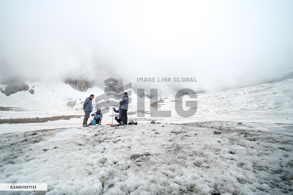CHINA-YUNNAN-LIJIANG-YULONG SNOW MOUNTAIN-GLACIER-RESEARCHERS (CN)
