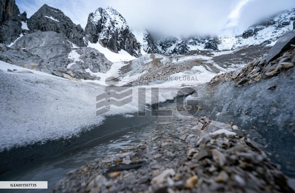 CHINA-YUNNAN-LIJIANG-YULONG SNOW MOUNTAIN-GLACIER-RESEARCHERS (CN)