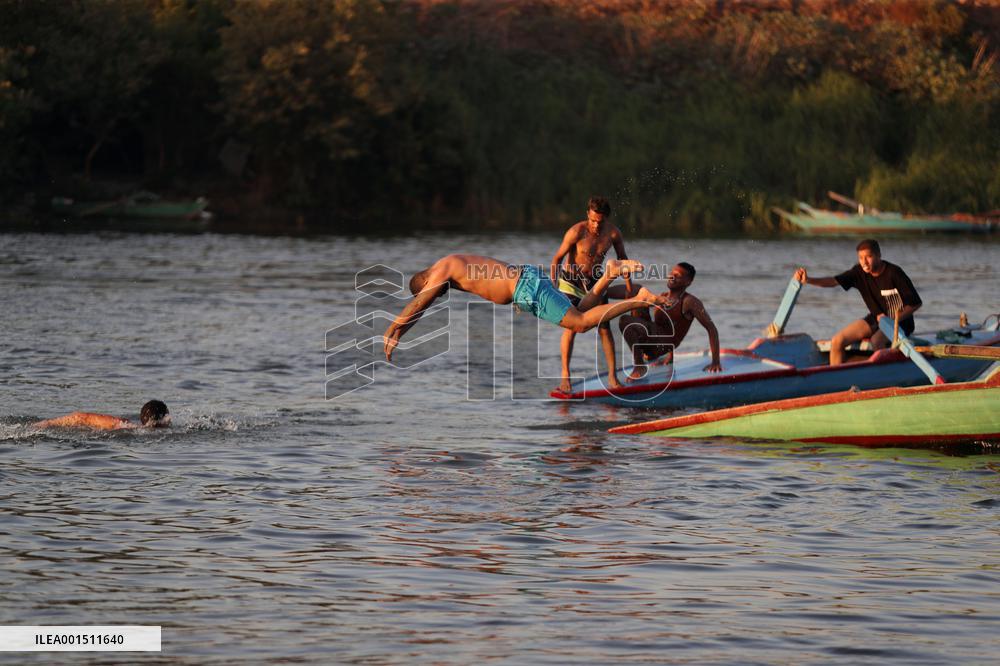 EGYPT-QALYUBIA-DAILY LIFE-HOT WEATHER