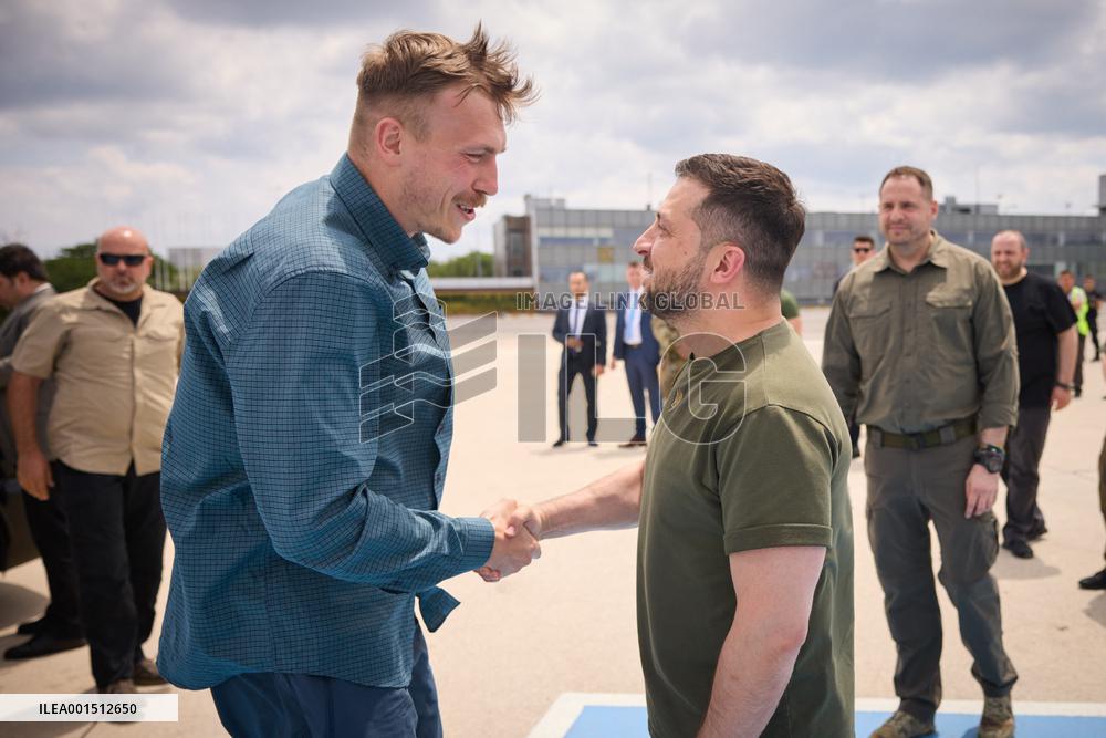 Zelensky Brings Five Azov Commanders To Homeland Home From Turkey