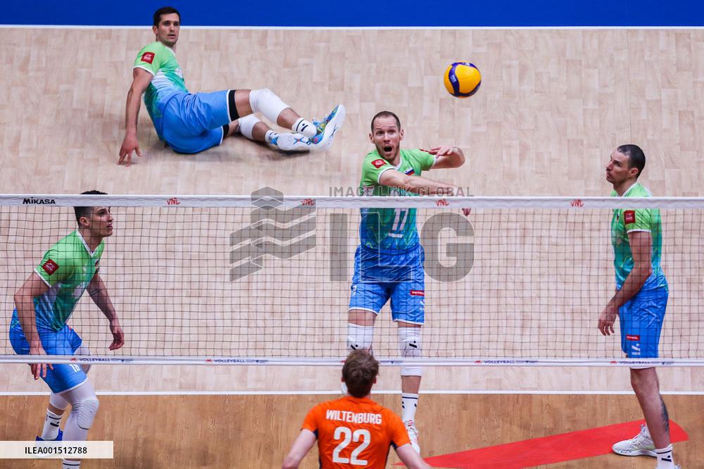 (SP)THE PHILIPPINES-PASAY CITY-VOLLEYBALL-NATIONS LEAGUE-MEN-SLO VS NED