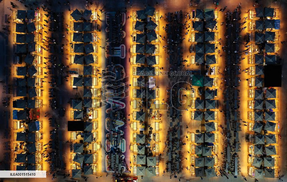 CHINA-HAINAN-HAIKOU-THAI BUSINESSMEN-NIGHT MARKET (CN)
