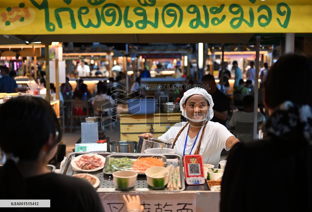 CHINA-HAINAN-HAIKOU-THAI BUSINESSMEN-NIGHT MARKET (CN)