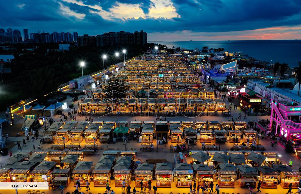 CHINA-HAINAN-HAIKOU-THAI BUSINESSMEN-NIGHT MARKET (CN)