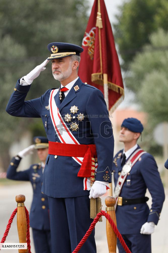 King Presides The Delivery Of Royal Dispatches To The New Air Force Lieutenants - Murcia