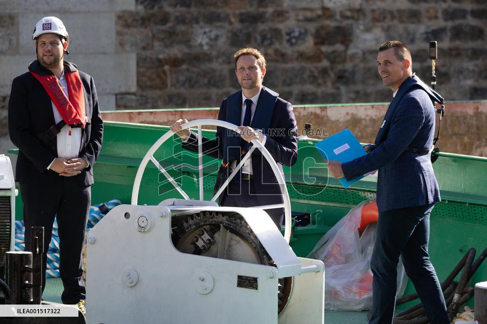 First truss delivered to Notre Dame by a barge cruises along the Seine - Paris