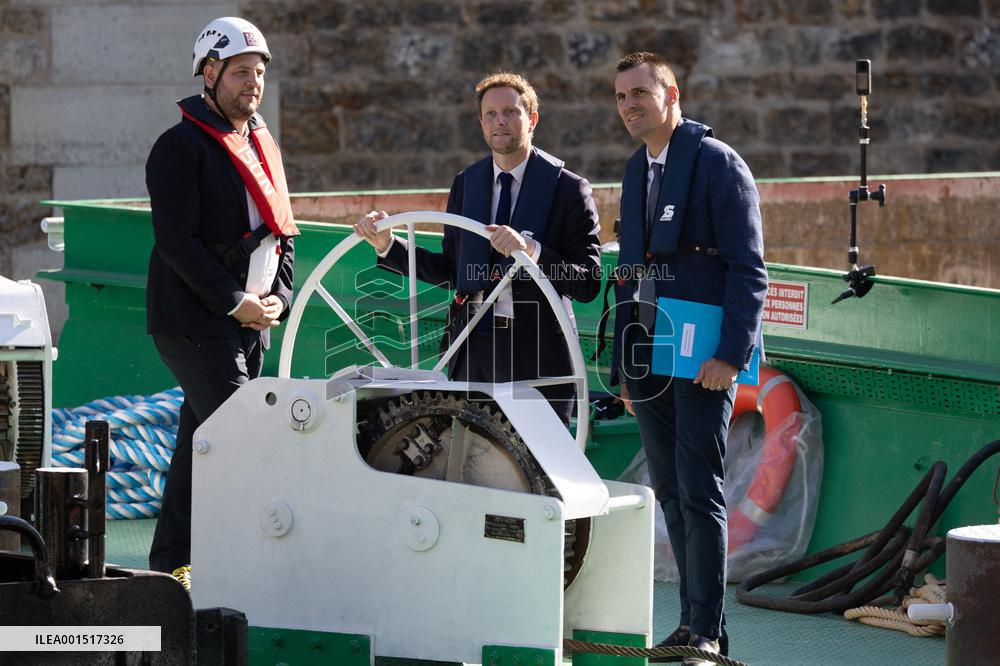 First truss delivered to Notre Dame by a barge cruises along the Seine - Paris