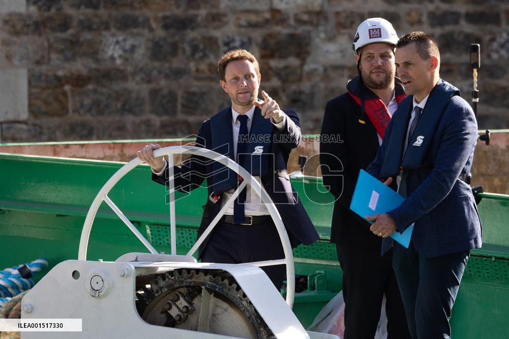 First truss delivered to Notre Dame by a barge cruises along the Seine - Paris