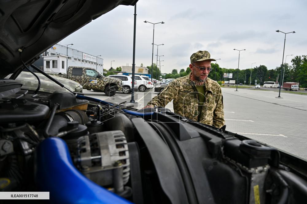 New batch of pickup trucks delivered to Ukrainian defenders