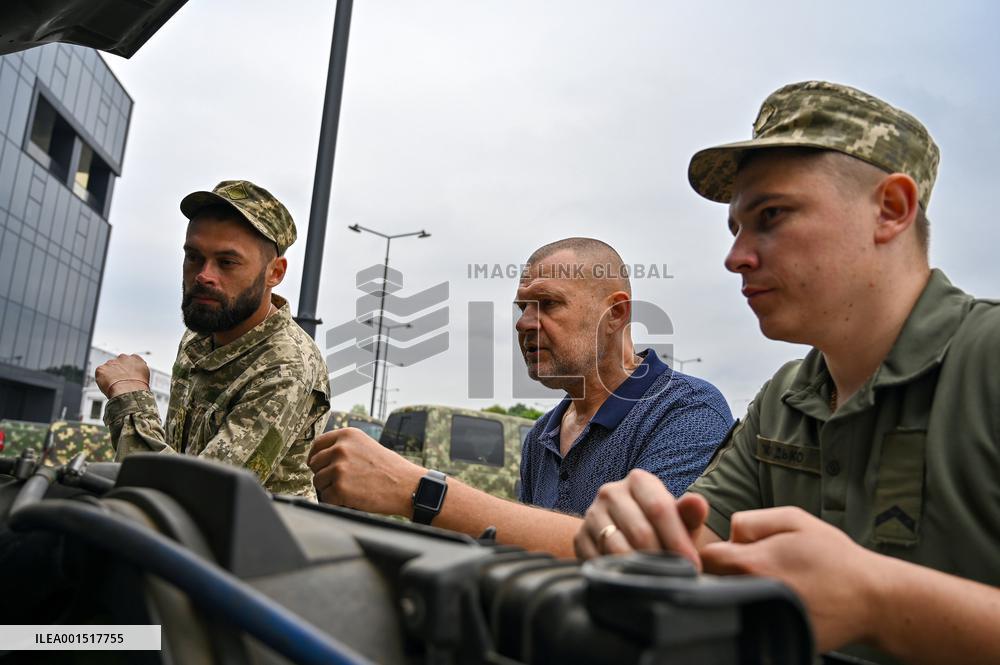 New batch of pickup trucks delivered to Ukrainian defenders