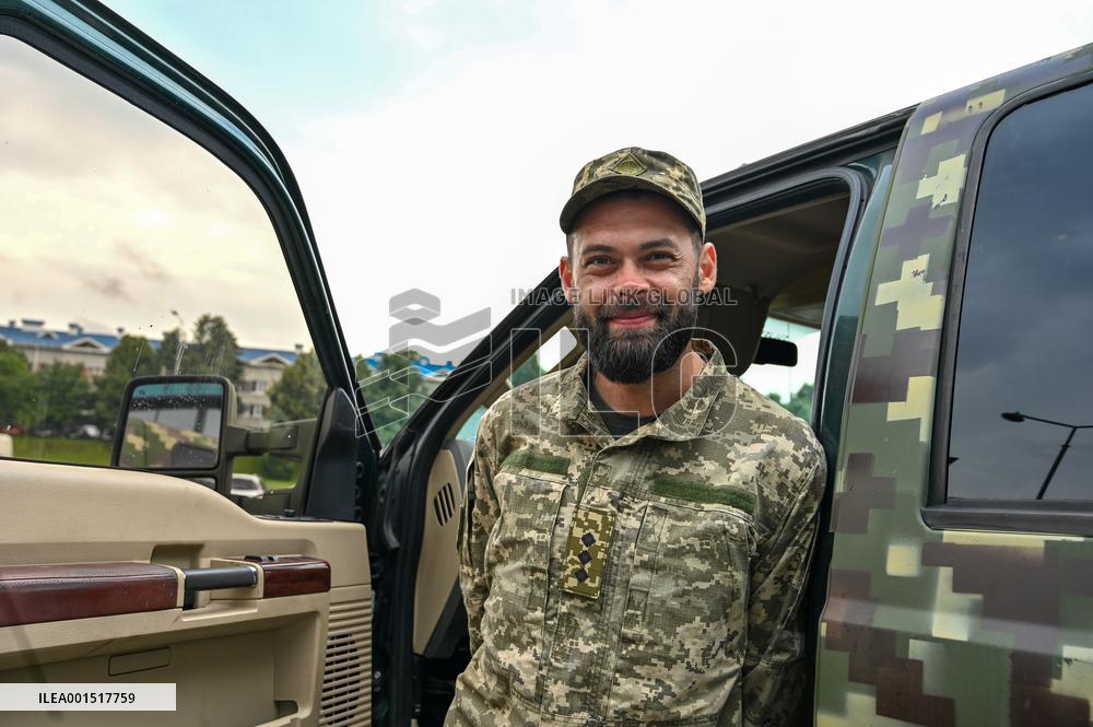 New batch of pickup trucks delivered to Ukrainian defenders