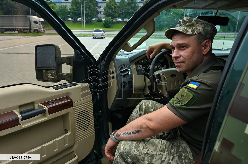 New batch of pickup trucks delivered to Ukrainian defenders