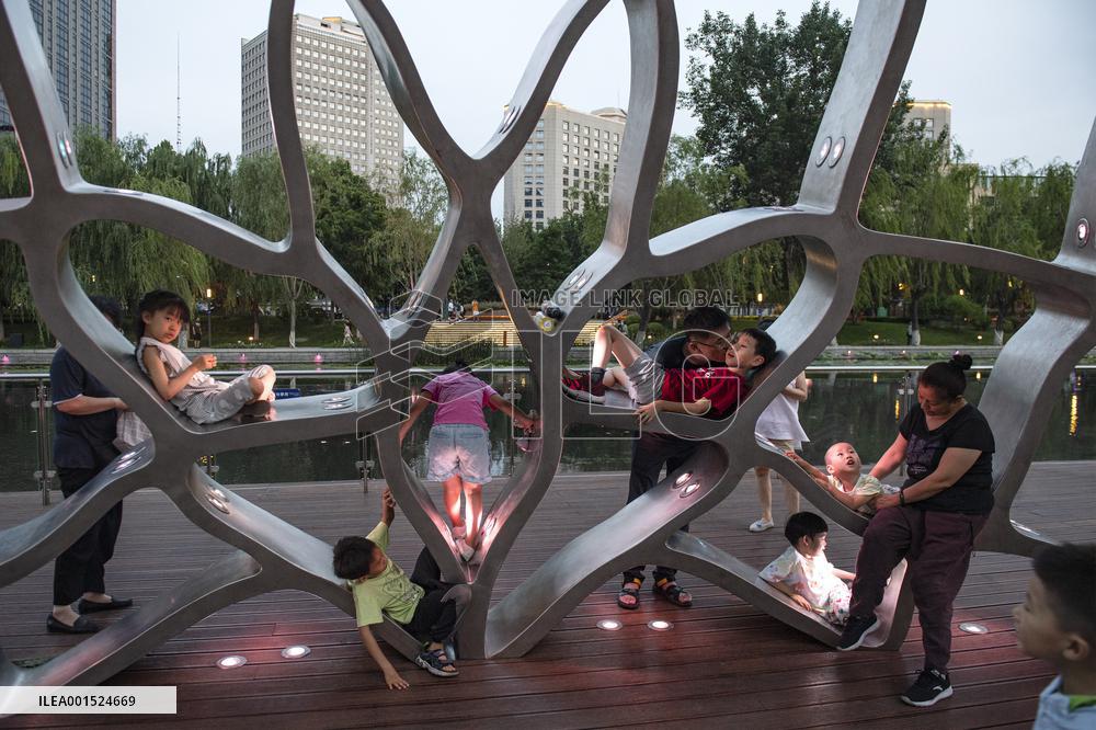 CHINA-BEIJING-LIANGMA RIVER-FRANCE-PARIS-SEINE RIVER-LIFE (CN)