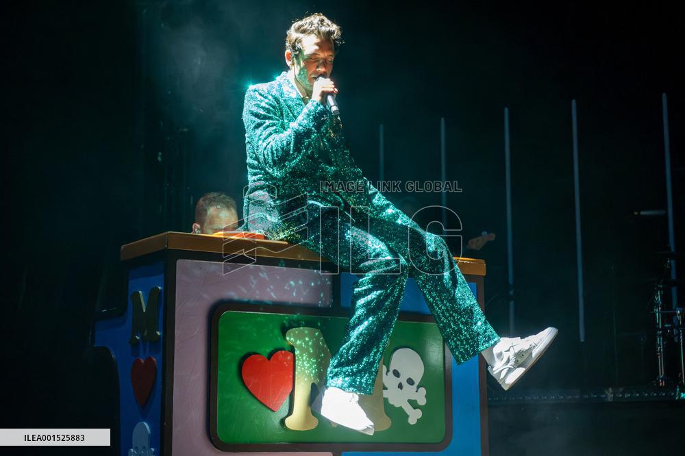 Mika Performs - Italy