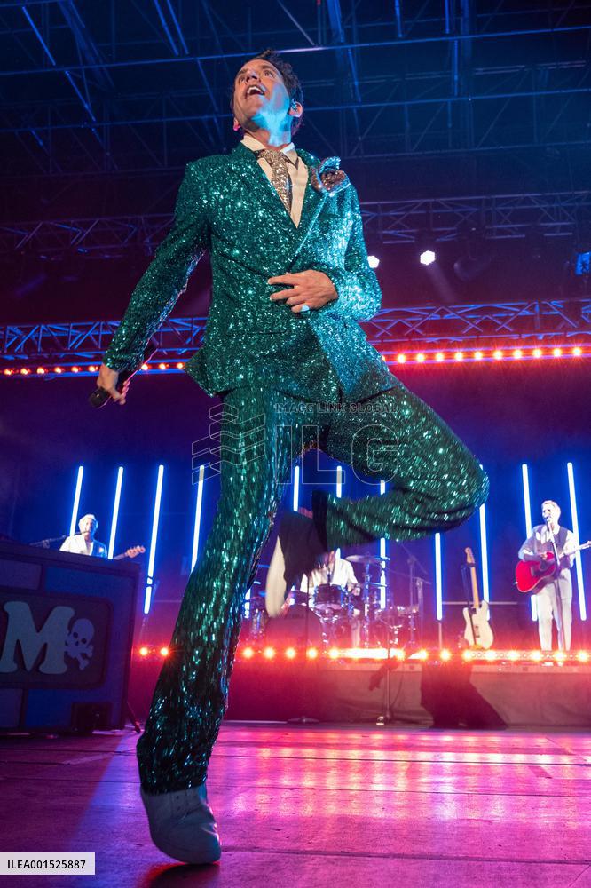Mika Performs - Italy