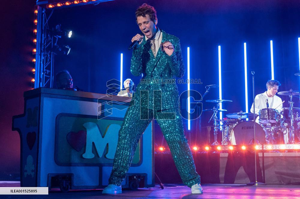 Mika Performs - Italy