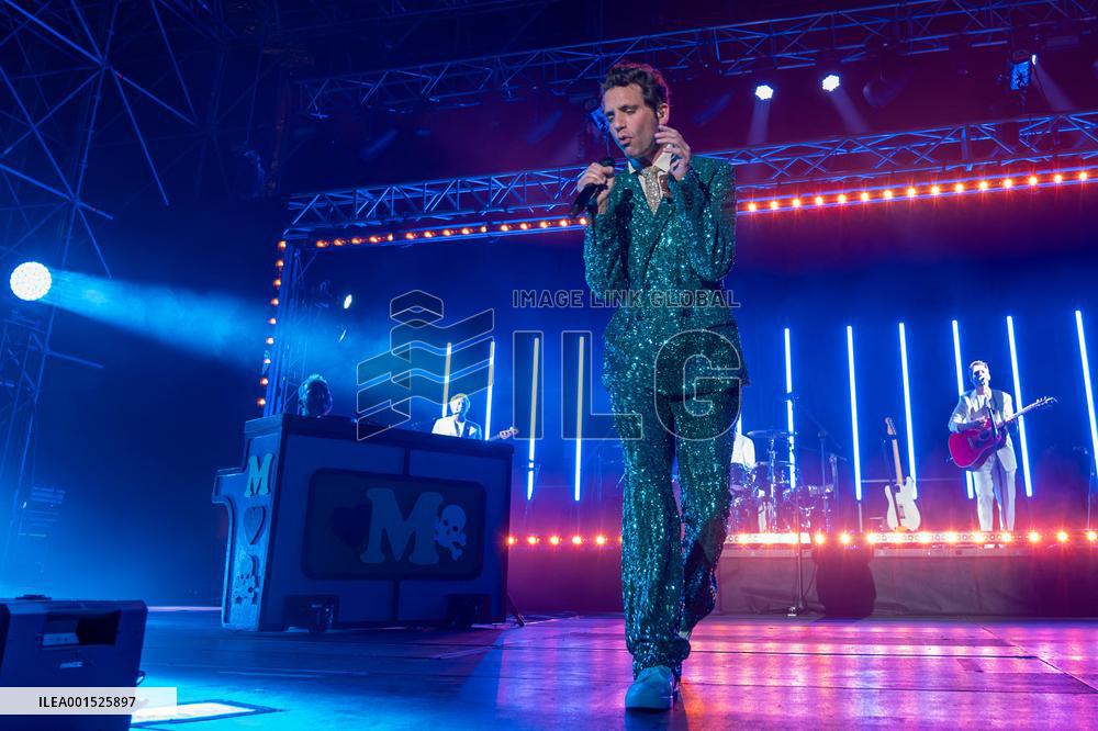 Mika Performs - Italy