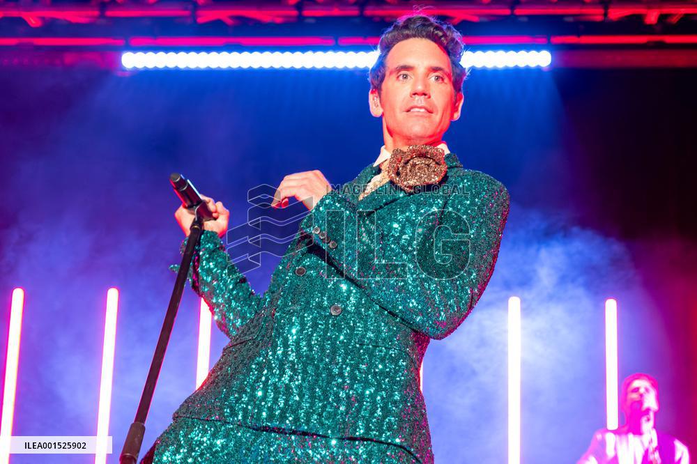 Mika Performs - Italy