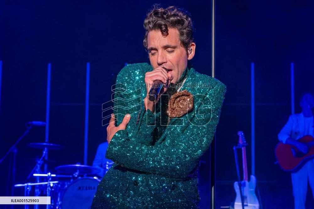 Mika Performs - Italy