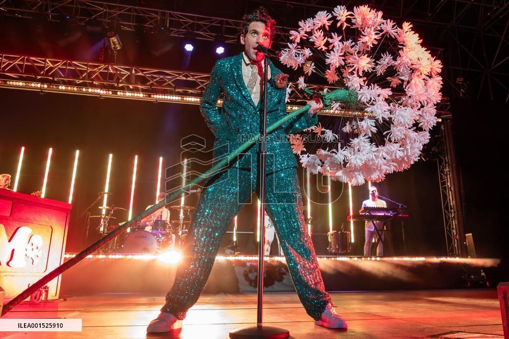 Mika Performs - Italy