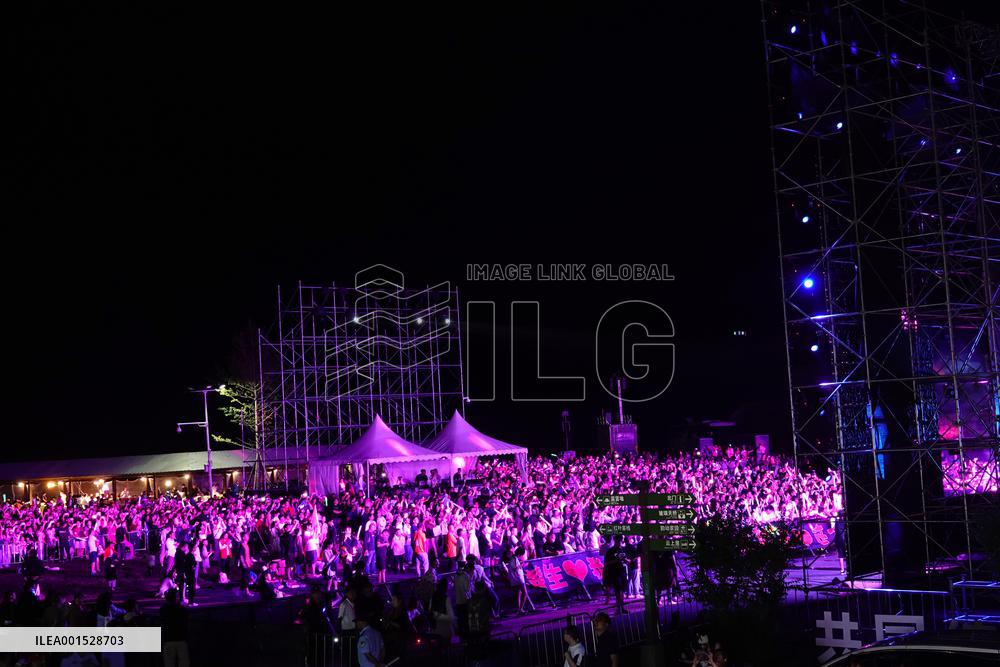 Male singer Chen Chusheng Sings at the 2023 Baili Qingzao Music Festival in Yichang