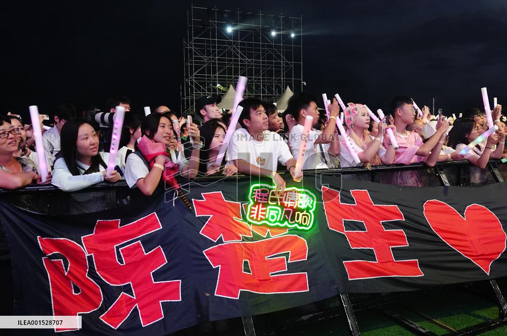 Male singer Chen Chusheng Sings at the 2023 Baili Qingzao Music Festival in Yichang