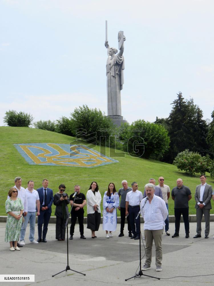 Soviet emblem on Kyiv monument to be replaced